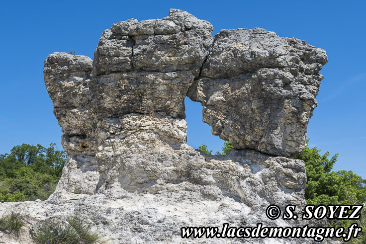 Photo n�202605013
Les rochers des Mourres (Luberon, Forcalquier, Alpes-de-Haute-Provence)
Clich� Serge SOYEZ
Copyright Reproduction interdite sans autorisation