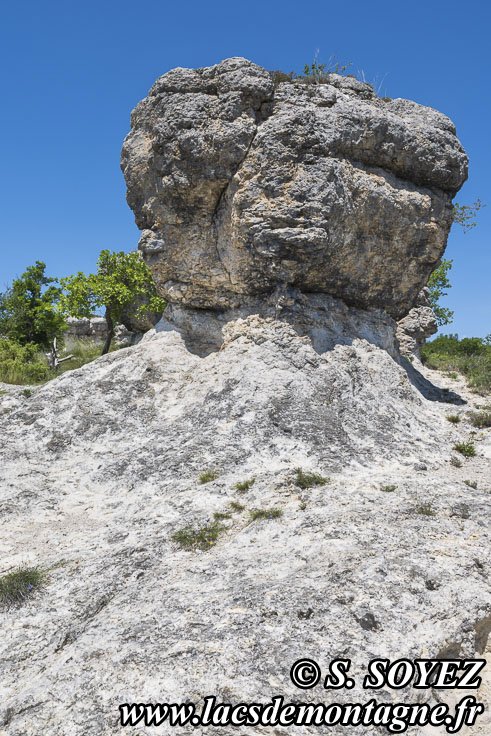 Photo n�202605017
Les rochers des Mourres (Luberon, Forcalquier, Alpes-de-Haute-Provence)
Clich� Serge SOYEZ
Copyright Reproduction interdite sans autorisation