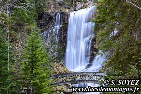 Cascades du Cirque de Saint-M�me (1037m)
(Chartreuse, Limite Is�re-Savoie)
Clich� Serge SOYEZ
Copyright Reproduction interdite sans autorisation