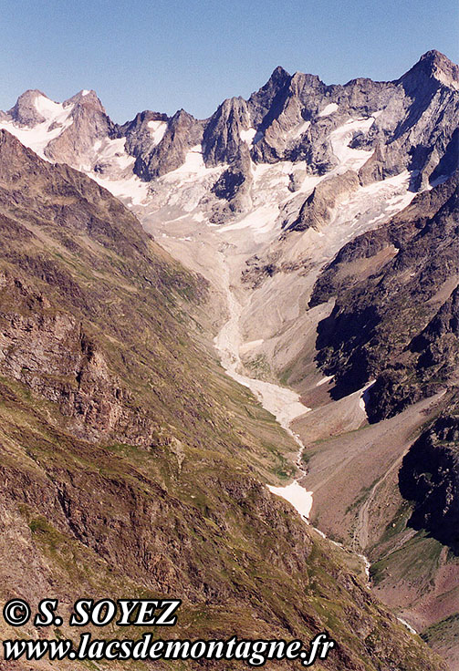 Photo n19940802
Depuis la Tte de Toura (2914m), vue sur le vallon de la Selle, la Tte nord du Replat (3442m)  gauche et la Tte de la Gandolire (3542m)  droite (Oisans, crins, Isre)
Clich Serge SOYEZ
Copyright Reproduction interdite sans autorisation