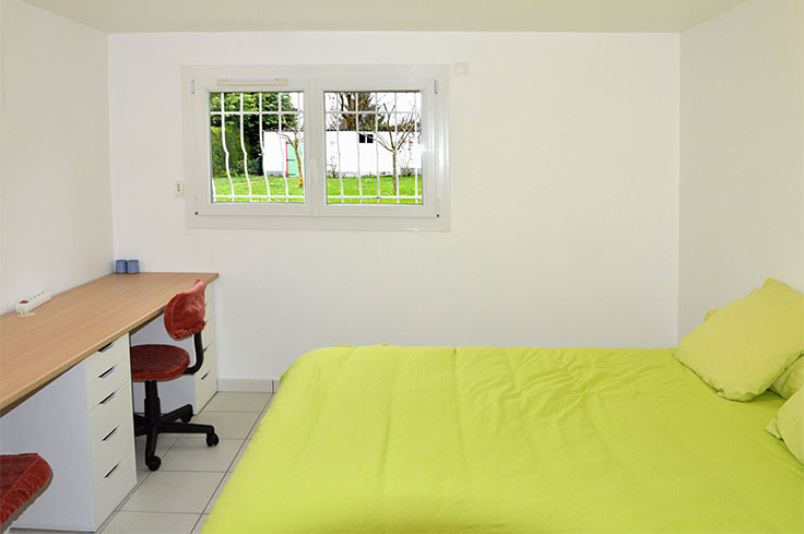 Chambre avec lit 160 et bureau de 2,80 m, dans le studio meubl pour 1  2 personnes chez l'habitant,  Saint-Ismier, valle du Grsivaudan, prs de Grenoble