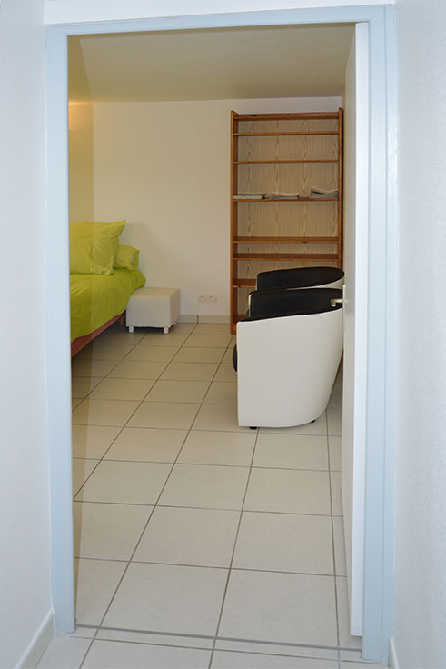 Chambre-bureau du studio meubl pour 1  2 personnes chez l'habitant,  Saint-Ismier, valle du Grsivaudan, prs de Grenoble