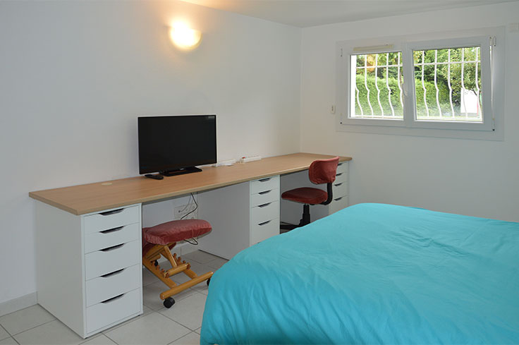 Chambre-bureau du studio meubl pour 1  2 personnes chez l'habitant,  Saint-Ismier, valle du Grsivaudan, prs de Grenoble