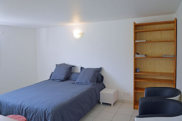 Chambre-bureau du studio meubl pour 1  2 personnes chez l'habitant,  Saint-Ismier, valle du Grsivaudan, prs de Grenoble