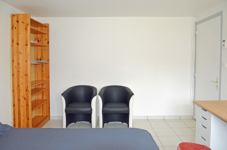 Chambre-bureau du studio meubl pour 1  2 personnes chez l'habitant,  Saint-Ismier, valle du Grsivaudan, prs de Grenoble