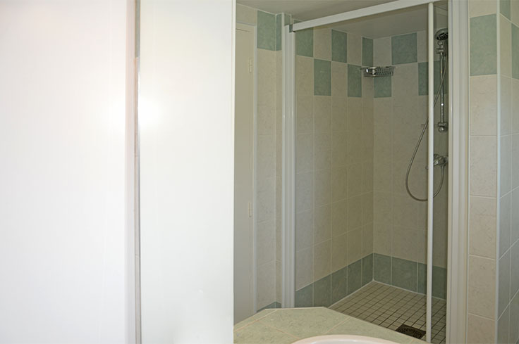 Salle de douche intgre du studio meubl pour 1  2 personnes chez l'habitant,  Saint-Ismier, valle du Grsivaudan, prs de Grenoble