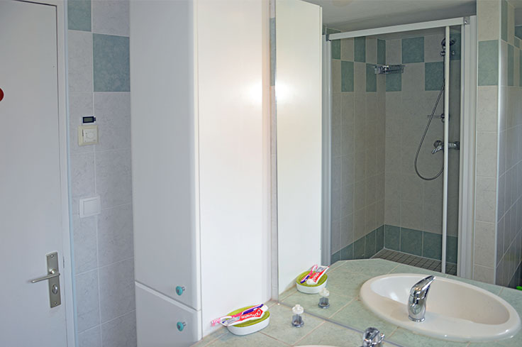 Salle de douche intgre du studio meubl pour 1  2 personnes chez l'habitant,  Saint-Ismier, valle du Grsivaudan, prs de Grenoble