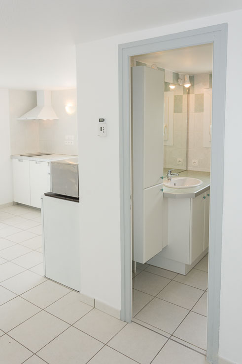 Salle de douche intgre du studio meubl pour 1  2 personnes chez l'habitant,  Saint-Ismier, valle du Grsivaudan, prs de Grenoble