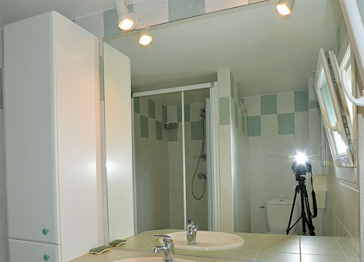 Salle de douche intgre du studio meubl pour 1  2 personnes chez l'habitant,  Saint-Ismier, valle du Grsivaudan, prs de Grenoble